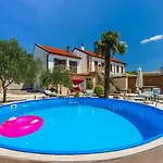 Дом отдыха Hundefreundliche Mit Privatpool, Aussendusche, Grill Und Vielen Wanderwegen In Der Umgebung Grizane-Belgrad