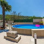 Дом отдыха Hundefreundliche Mit Privatpool, Aussendusche, Grill Und Vielen Wanderwegen In Der Umgebung Grizane-Belgrad