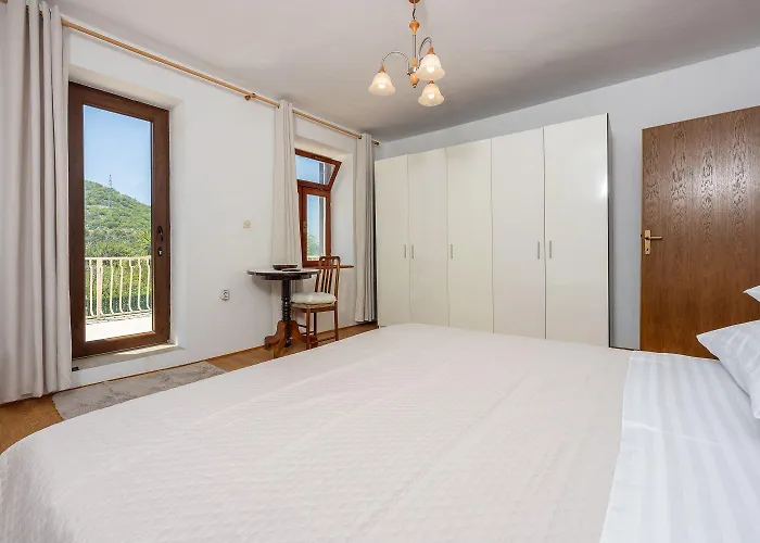 Hundefreundliche Mit Privatpool, Aussendusche, Grill Und Vielen Wanderwegen In Der Umgebung