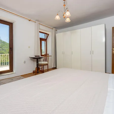 Hundefreundliche Mit Privatpool, Aussendusche, Grill Und Vielen Wanderwegen In Der Umgebung